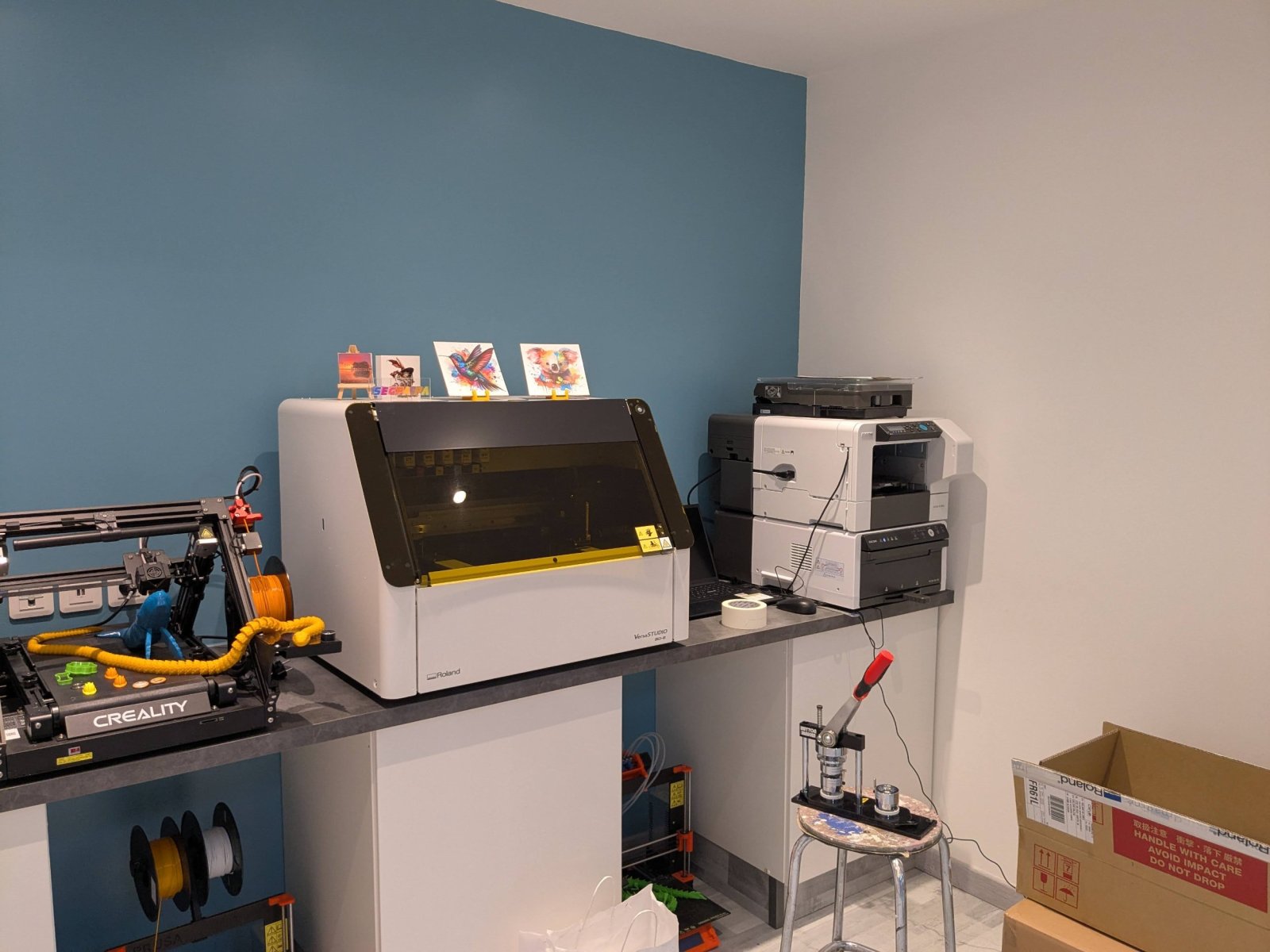 Plan plus détaillé du matériel du fablab : imprimante UV à plat, imprimante textile et machine à badge.
