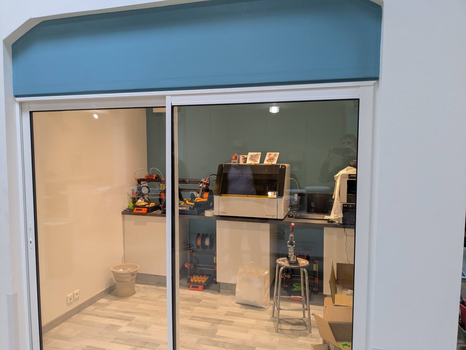 Vue d'ensemble du fablab, un espace fermé hors poussière.