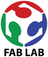 Logo d'allure générale ronde avec 3 pieces de puzzle de couleurs verte, rouge et bleu qui s'emboite pour former un cube par un jeu de perspective.