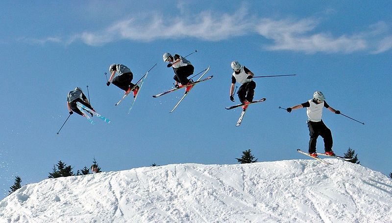 Chronophotographie d'une skieur effectuant un 360° 